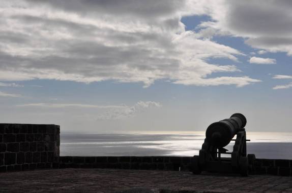 Canhões da gigantesca fortaleza de Brimstone Hill, na ilha de St. Kitts - Caribe